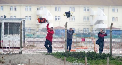 Tres contrabandistas saltan una verja desde Gibraltar, en 2011.