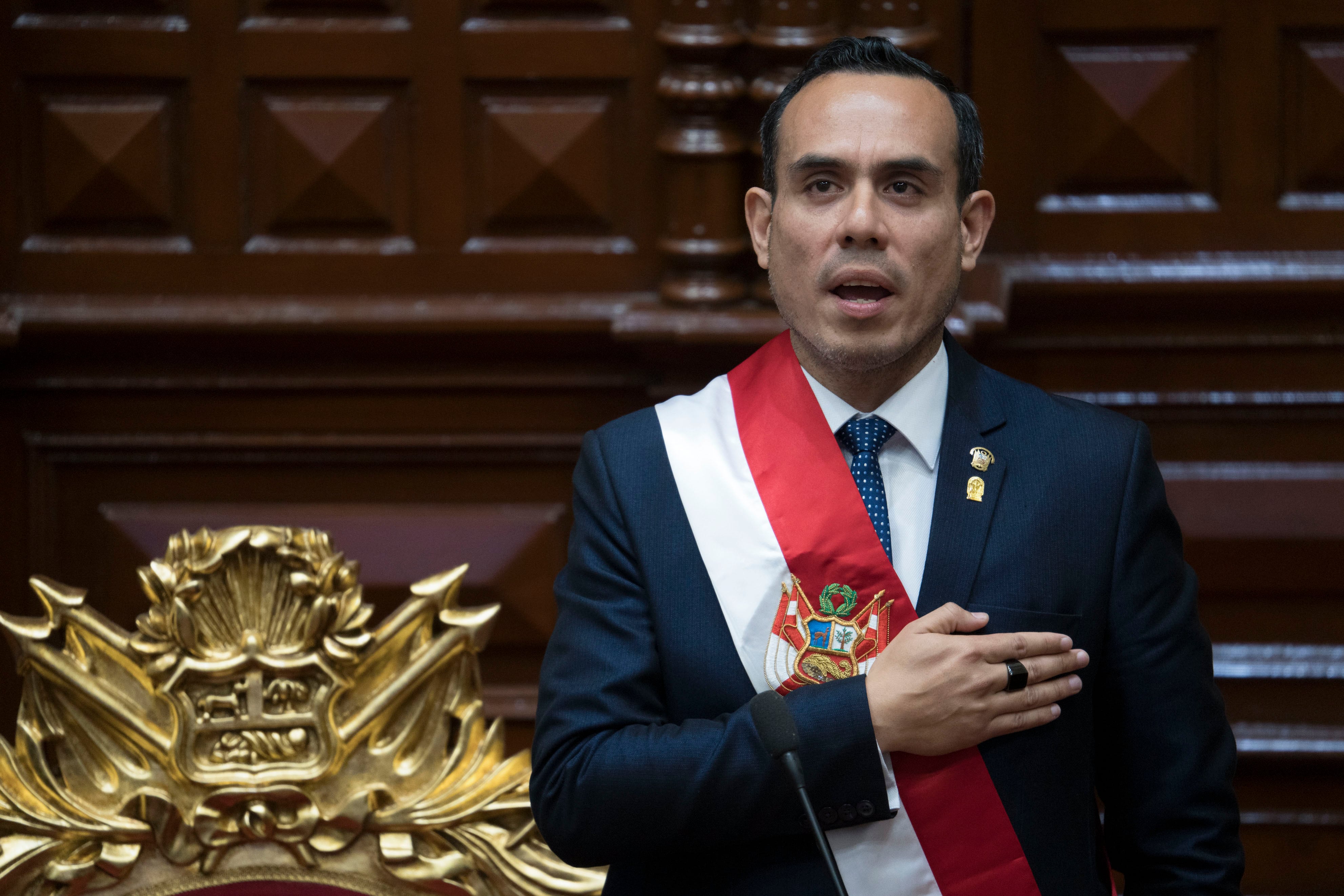 Reuniones clandestinas con un empresario chino: el presidente de Perú enfrenta su primer escándalo a los 100 días de Gobierno