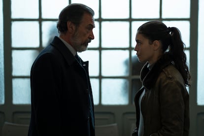 Gines García Millán como Rentero y Nerea Barros como la inspectora Blanco en un intenso cruce de miradas.