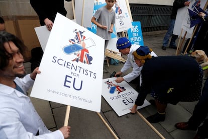 Um grupo de cientistas prepara os cartazes para participar na manifestação.