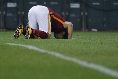 Mohamed Salah después de marcarle a la Fiorentina en la victoria por 4-1 de los giallorossi.