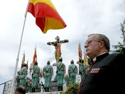 Un sacerdote castrense en un acto en el acuartelamiento de la Legi&oacute;n en Ceuta. / Fidel Raso