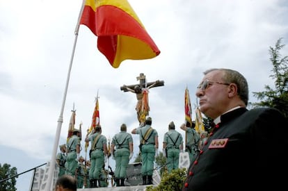 Un sacerdote castrense en un acto en el acuartelamiento de la Legión en Ceuta. / Fidel Raso