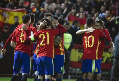 Víctor Machín "Vitolo" celebra con sus compañeros, el gol marcado ante Macedonia, el segundo de España.