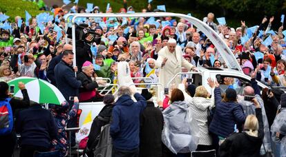 El Papa Francisco es recibido por una multitud de fieles a su llegada al santuario de Knock, el 26 de agosto de 2018.