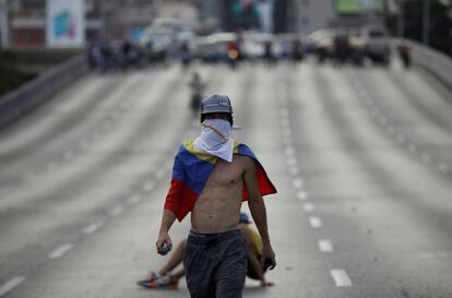 Un manifestante en contra del Gobierno de Maduro camina por las calles de Caracas tras la manifestación opositora.