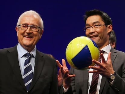 Rainer Br&uuml;derle (izquierda) recibe un bal&oacute;n de Philip R&ouml;sler en el congreso de los liberales, en Berl&iacute;n.