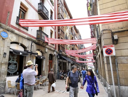 Banderas del Athletic de Bilbao en el casco viejo de la capital vizcaína