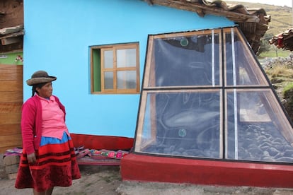 Una mujer afuera de su casa intervenida a través del proyecto Mi Abrigo, en Cusco.