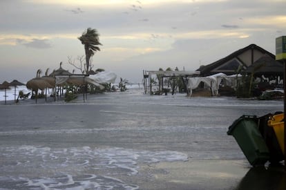 Este domingo, el temporal ha originado inundaciones en zonas costeras y destrozos en chiringuitos de varios municipios malagueños, especialmente en Vélez-Málaga y Torrox, pero también en algunos de la capital. La Agencia Estatal de Meteorología (Aemet) tiene activado el aviso naranja en la provincia por intensas lluvias.