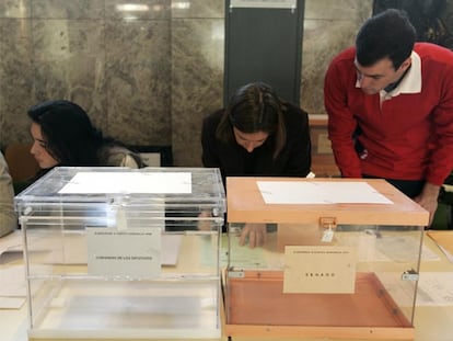 Urnas vacías en un colegio electoral de Madrid.