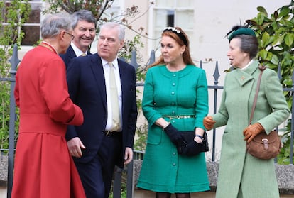 El príncipe Andrés (en el centro), junto a Sarah Ferguson y la princesa Ana.