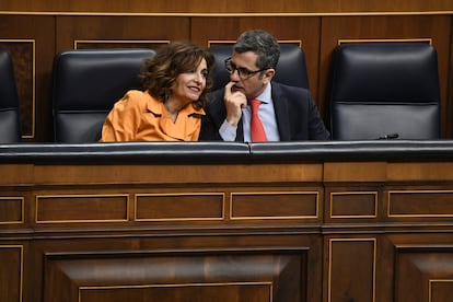 La vicepresidenta primera del Gobierno y ministra de Hacienda, María Jesús Montero, y el ministro de la Presidencia, Justicia y Relaciones con las Cortes, Félix Bolaños, conversan durante el pleno del Congreso del 29 de febrero.