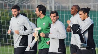 Barzagli, Buffon, Tévez, Ogbonna y Martín Cáceres calientan durante un entrenamiento en Turín.