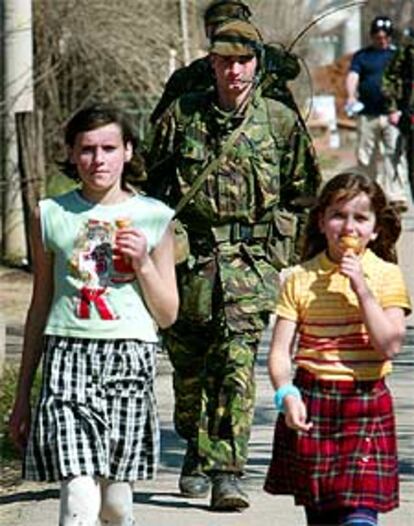 Soldados británicos patrullan por la ciudad de Bresje, en Kosovo, ayer.