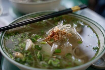 Pho Ga,  un caldo claro con pollo en rodajes, cebollín y cacahuate troceado.