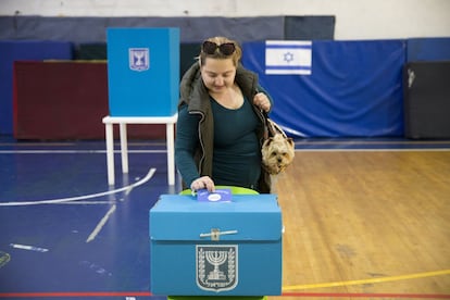 Las autoridades israelíes han cerrado los pasos fronterizos con Gaza y el territorio ocupado de Cisjordania hasta la medianoche. En la imagen, una mujer vota en un colegio electoral en Ramat Gan.