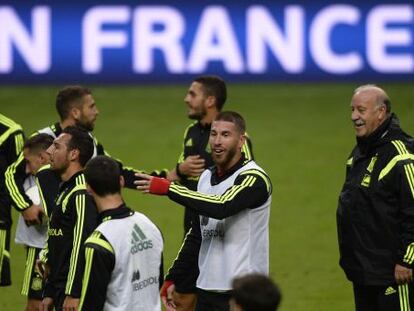 Del Bosque dirige a sus jugadores, en Oviedo.