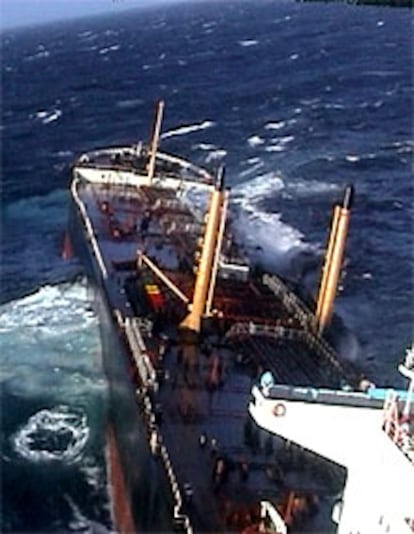 El buque, escorado, frente a la costa de Finisterre.