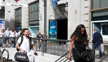 Usuarios de telefonía móvil en una calle de Madrid.