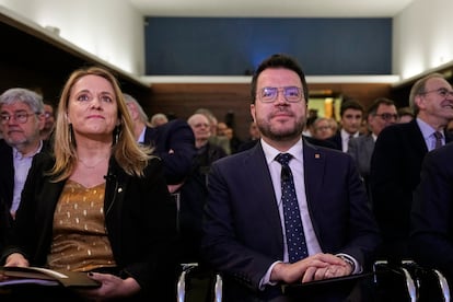 El presidente de la Generalitat, Pere Aragonès, acompañado de la consejera de Economía y Hacienda, Natàlia Mas, el 25 de marzo en Barcelona.
