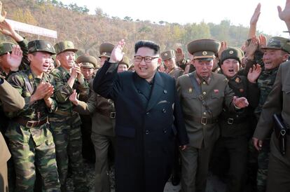 Kim Jong-Un inspecciona un batallón de operaciones especiales bajo la Unidad 525 del Ejército Popular Coreano en un lugar no revelado. Fotografía sin fechar publicada por la KCNA el 4 de noviembre de 2016.