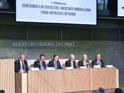 De izquierda a derecha, Alberto Prieto, de Knight Frank; Adolfo Ramírez-Escudero, de CBRE; Ricardo Martín-Fluxá, de ACI; Santiago Aguirre, de Aguirre Newman y Andrés Escarpenter, de Jones Lang Lasalle.