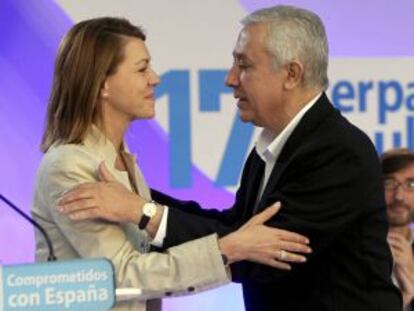 Arenas y Cospedal se saludan el viernes al inicio de la reunión del PP en San Sebastián.