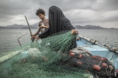 Fátima tem nove filhos. Para mantê-los, ele ganha a vida pescando. Embora a sua aldeia tenha sido devastada pelo conflito armado no Iêmen, Fátima voltou para retomar o seu sustento, comprando um barco com o dinheiro que ganhava com a venda de peixe. O conflito –entre rebeldes xiitas Houthi e uma coalizão árabe sunita liderada pela Arábia Saudita – data de 2014 e gerou o que o Unicef chamou de a maior crise humanitária do mundo. Cerca de 20,1 milhões de pessoas (quase dois terços da população) necessitavam de assistência alimentar no início de 2020 e cerca de 80% da população depende de ajuda humanitária.