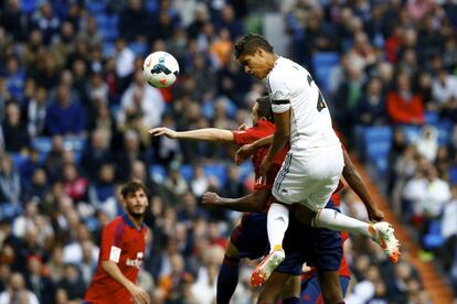 Varane intenta el remate ante la oposición de dos defensas del Osasuna.