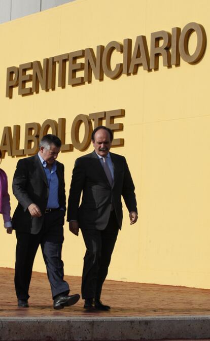 Juan Antonio Roca, a la izquierda, con el abogado José Aníbal Álvarez a la salida de la prisión de Albolote (Granada) en 2008.