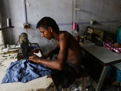 Kazi Begum posa en su taller de confección de ropa en una localidad del norte de Bangladesh.