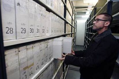Los archivos con los legajos devueltos, en las estanterías del Archivo Nacional de Cataluña.