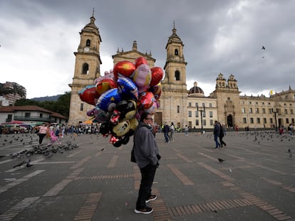 Un vendedor de globos en la plaza Bolívar, en Bogotá, en febrero 2022.