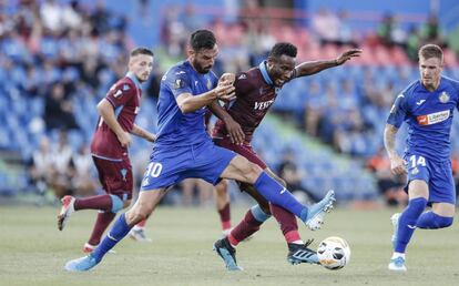 Enric Gallego pugna con Obi Mikel.