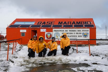 Investigadores de la Comisión Nacional de Energía Atómica (CNEA) se retratan frente a un edificio de la base que ya cuenta con paneles solares. 