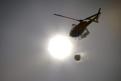 Los medios aéreos de los bomberos de la Comunidad de Madrid, retenes y efectivos de la Unión Militar de Emergencias (UME), desplazados al incendio forestal iniciado en la sierra oeste de Madrid y que afecta a la localidad de Valdemorillo han reanudado los trabajos esta mañana para atajar el fuego, que evoluciona de forma favorable pero aún no está controlado.