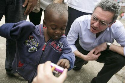 El alcalde Alberto Ruiz-Gallardón durante su visita a Haití