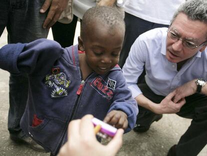El alcalde Alberto Ruiz-Gallardón durante su visita a Haití