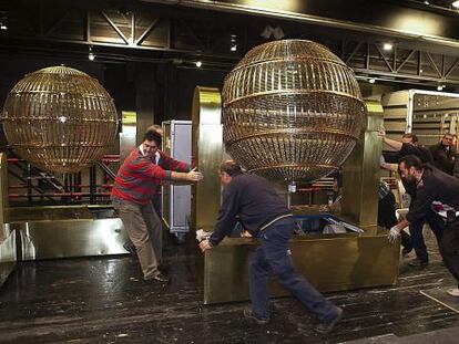 Llegada de los bombos al Teatro Real para el sorteo de la Lotería de Navidad.