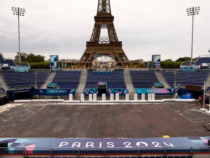 Trabajadores convierten el estadio de voleibol de París 2024 en un campo de fútbol paralímpico