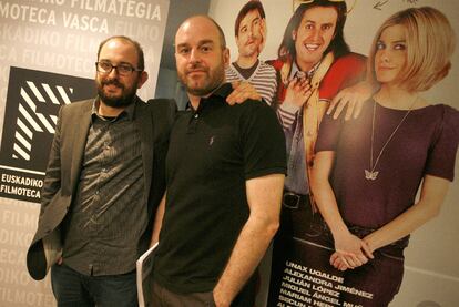 El director Borja Cobeaga, a la izquierda, junto al director de la Filmoteca Vasca, Joxean Fernández, ayer en San Sebastián.
.