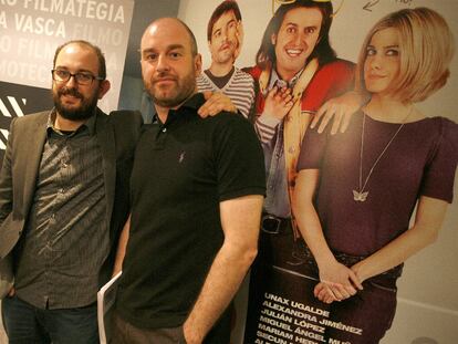 El director Borja Cobeaga, a la izquierda, junto al director de la Filmoteca Vasca, Joxean Fernández, ayer en San Sebastián.
.