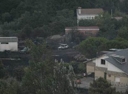 Chalés cercanos al lugar donde se originó el incendio en El Berrueco rodeados de superficie quemada.