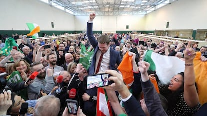 Seguidores del Sinn Fein celebran en Cork los resultados electorales con uno de sus diputados.