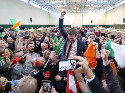 Seguidores del Sinn Fein celebran en Cork los resultados electorales con uno de sus diputados.