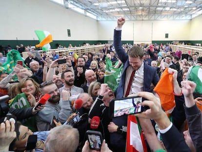 Seguidores del Sinn Fein celebran en Cork los resultados electorales con uno de sus diputados.