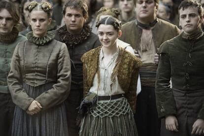 Arya asiste a la representación teatral en el capítulo 6 de 'Juego de tronos'.