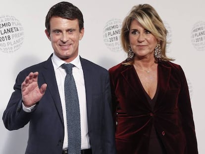 Manuel Valls y su pareja, Susana Gallardo, en los premios Planeta 2018 en Barcelona, el lunes.