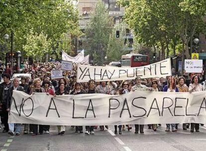 Protesta contra las obras de la pasarela que conectará  el barrio de La Estrella con el de El Ruedo.